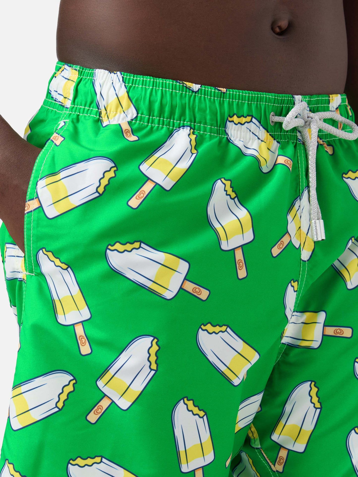 Klassische Herren-Badeshorts mit Lemonissimo-Aufdruck | Algida® Sonderedition