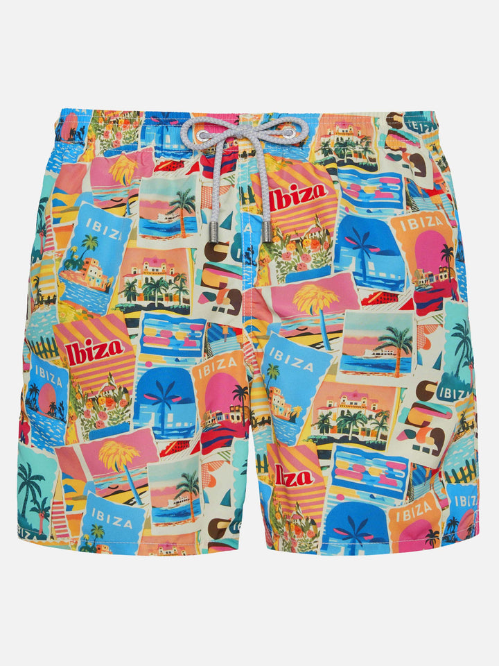 Mittellange Badeshorts „Gustavia“ mit Ibiza-Postkartendruck | AI-MITGLIEDSCHAFTLICHES DESIGN VON RICKDICK – UNTERSTÜTZT VON RED-EYE