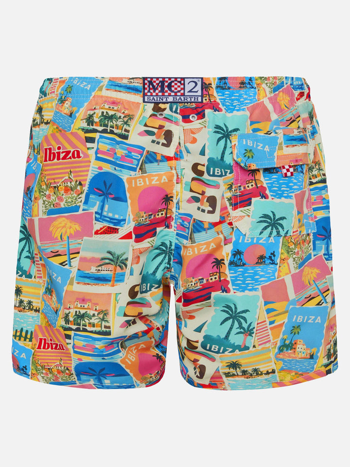 Mittellange Badeshorts „Gustavia“ mit Ibiza-Postkartendruck | AI-MITGLIEDSCHAFTLICHES DESIGN VON RICKDICK – UNTERSTÜTZT VON RED-EYE