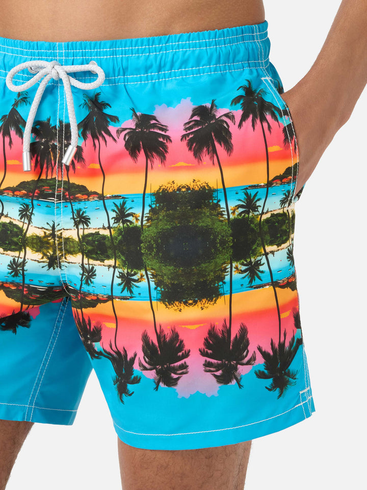 Badeshorts mit platziertem Gustavia-Palmenlandschafts-Print | Special Edition 