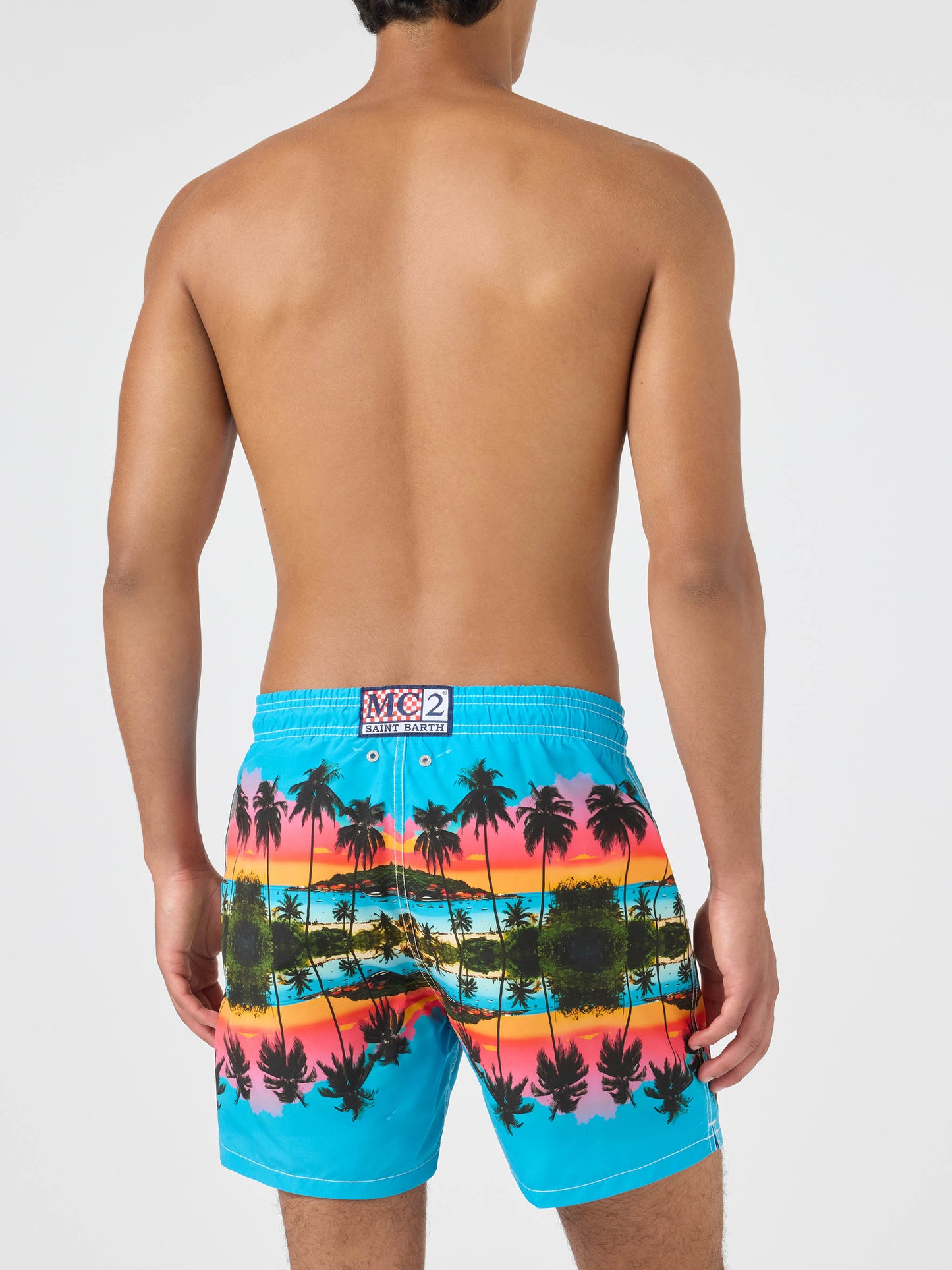 Badeshorts mit platziertem Gustavia-Palmenlandschafts-Print | Special Edition 