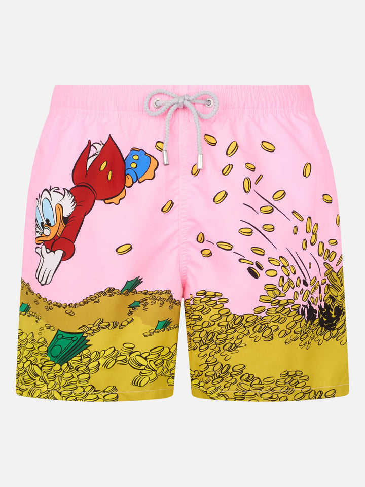 Mittellange Gustavia-Badeshorts für Herren mit platziertem „Onkel Dagobert“-Aufdruck ©DISNEY SONDEREDITION