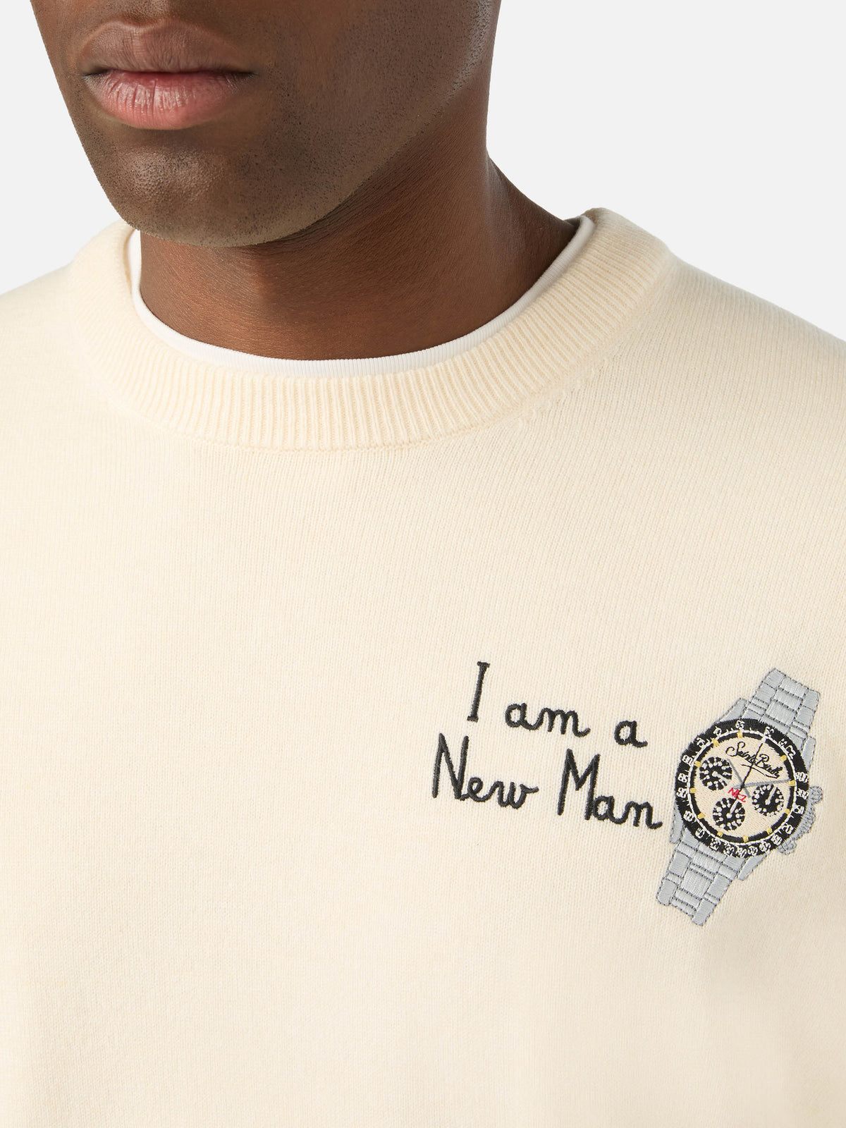 Grey Heron jersey de cuello redondo en mezcla de lana ligera y cachemira con bordado I Am A New Man 