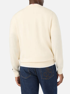 Grey Heron jersey de cuello redondo en mezcla de lana ligera y cachemira con bordado I Am A New Man 
