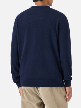 Punto de cuello redondo Heron Light en azul marino blue con bordado 