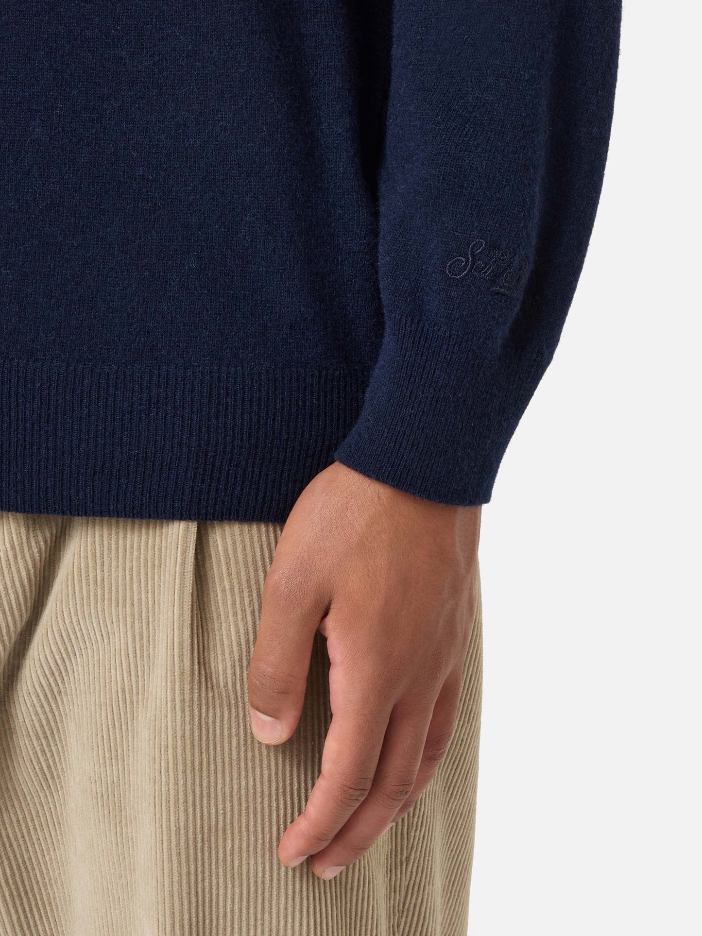 Punto de cuello redondo Heron Light en azul marino blue con bordado 