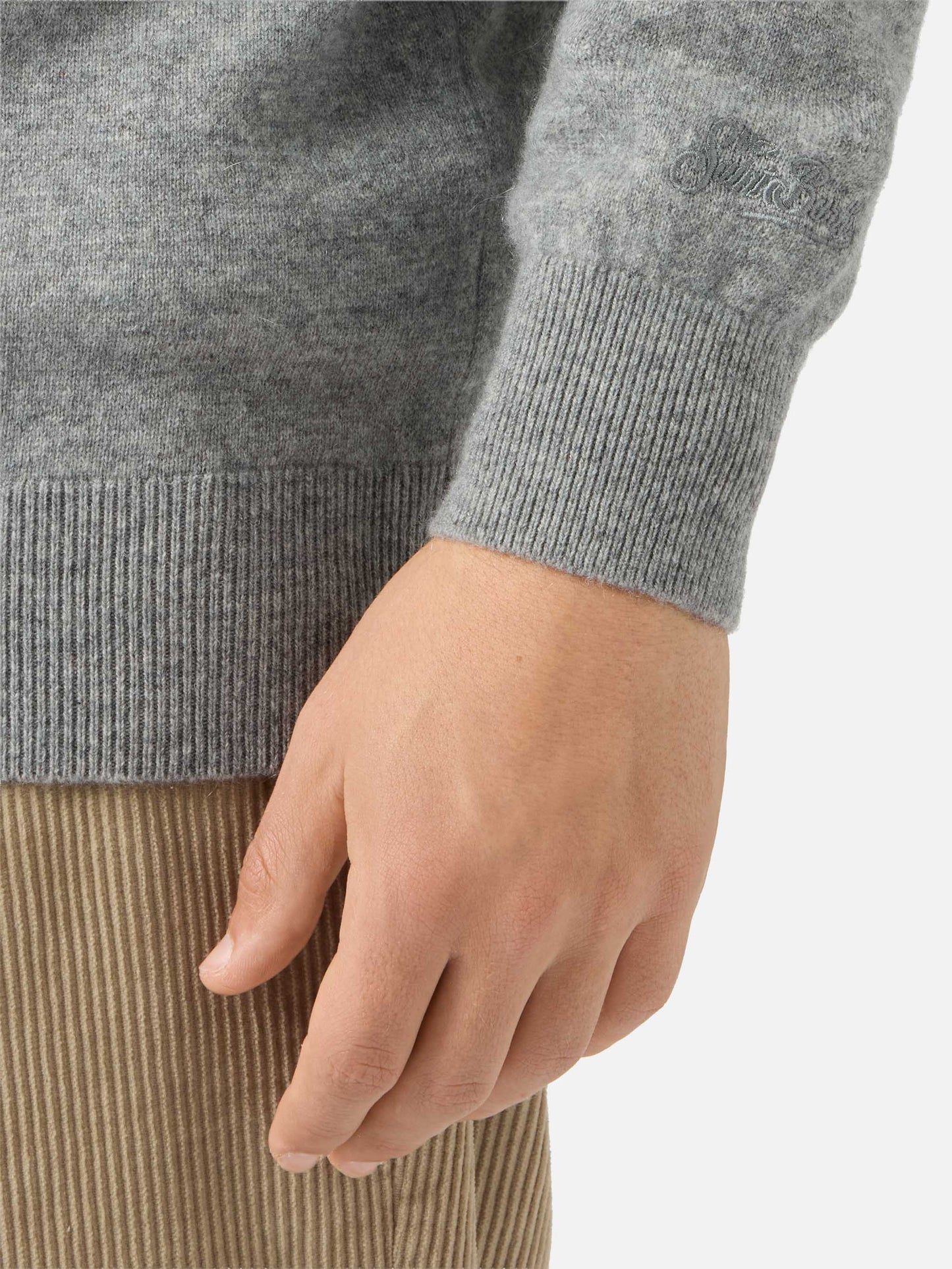 Grauer Heron Light Pullover aus 100 % Kaschmir mit St. Moritz Intarsien | ST. MORITZ TOP OF THE WORLD