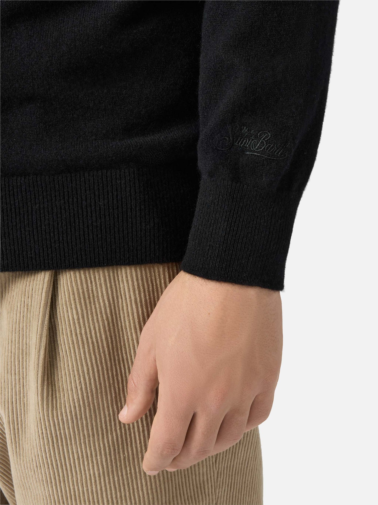 Heron Light Pullover aus 100 % schwarzem Kaschmir mit St. Moritz Intarsien | ST. MORITZ TOP OF THE WORLD