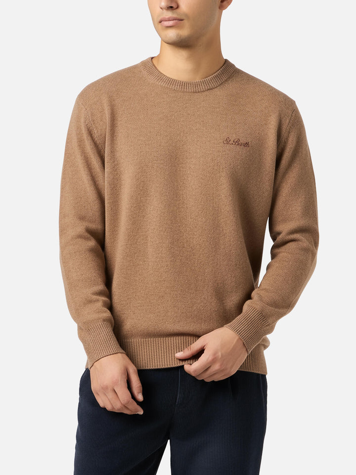 Herrenpullover aus Lammwolle in Kamelhaar mit Rundhalsausschnitt und St. Barth-Stickerei
