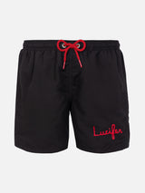 Badeshorts für Jungen mit Lucifer-Stickerei