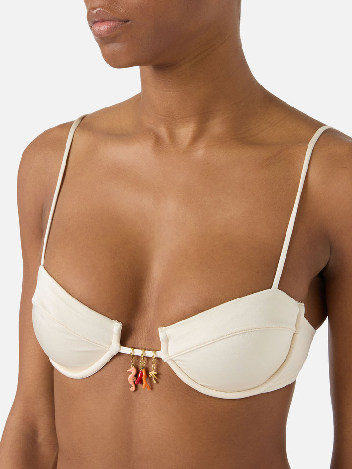 Top de bikini balconette Salina en tejido beige con acabado brillante y charms 