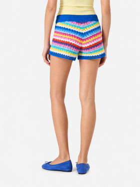 Mehrfarbige Häkelshorts Kalima auf bluettefarbenem Hintergrund 