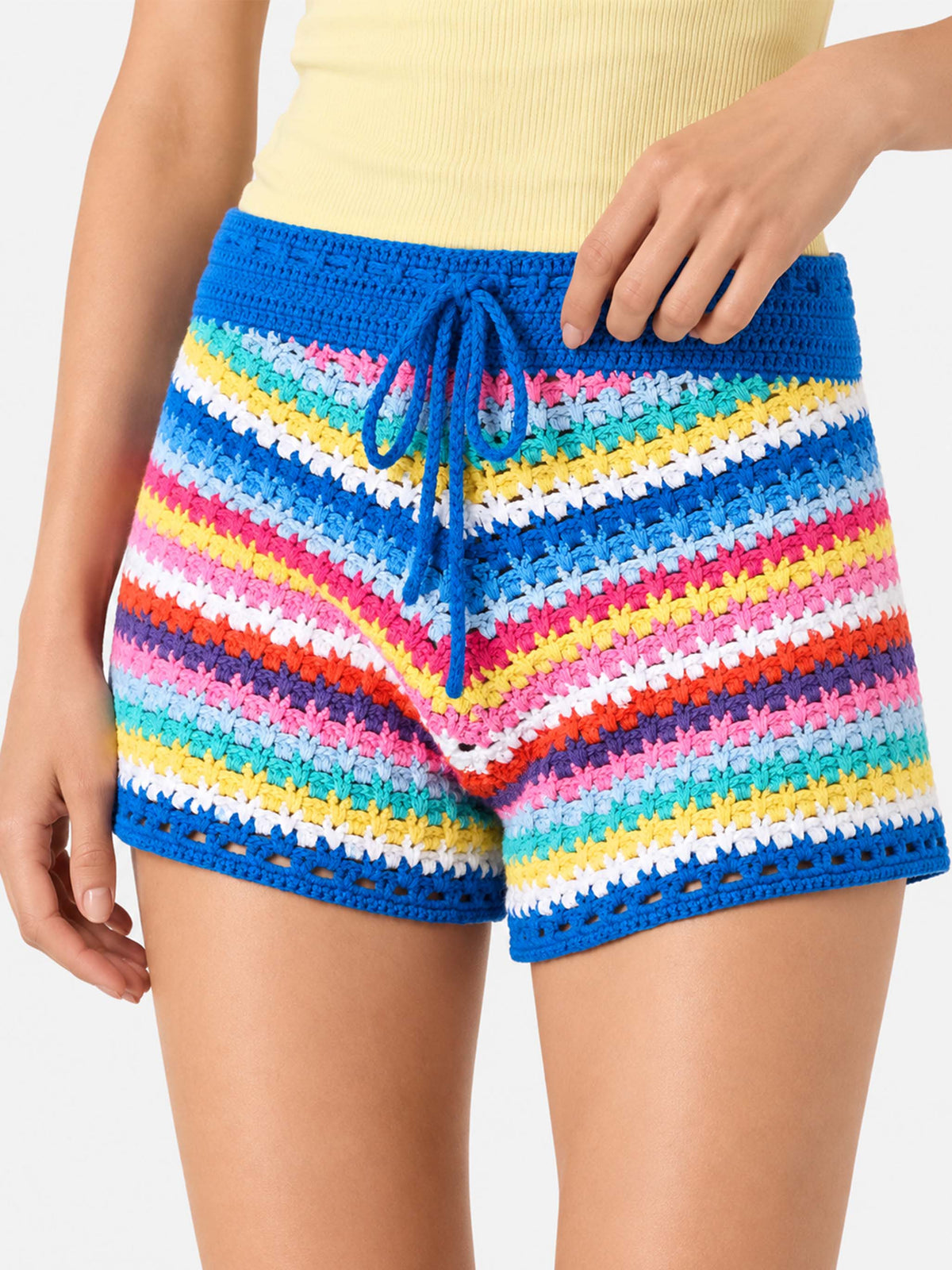 Mehrfarbige Häkelshorts Kalima auf bluettefarbenem Hintergrund 