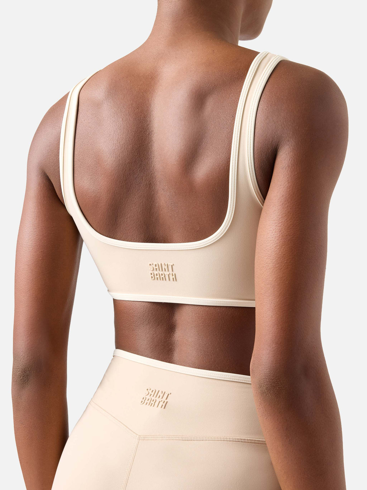 Top fitness Kassie beige con ribetes en contraste 