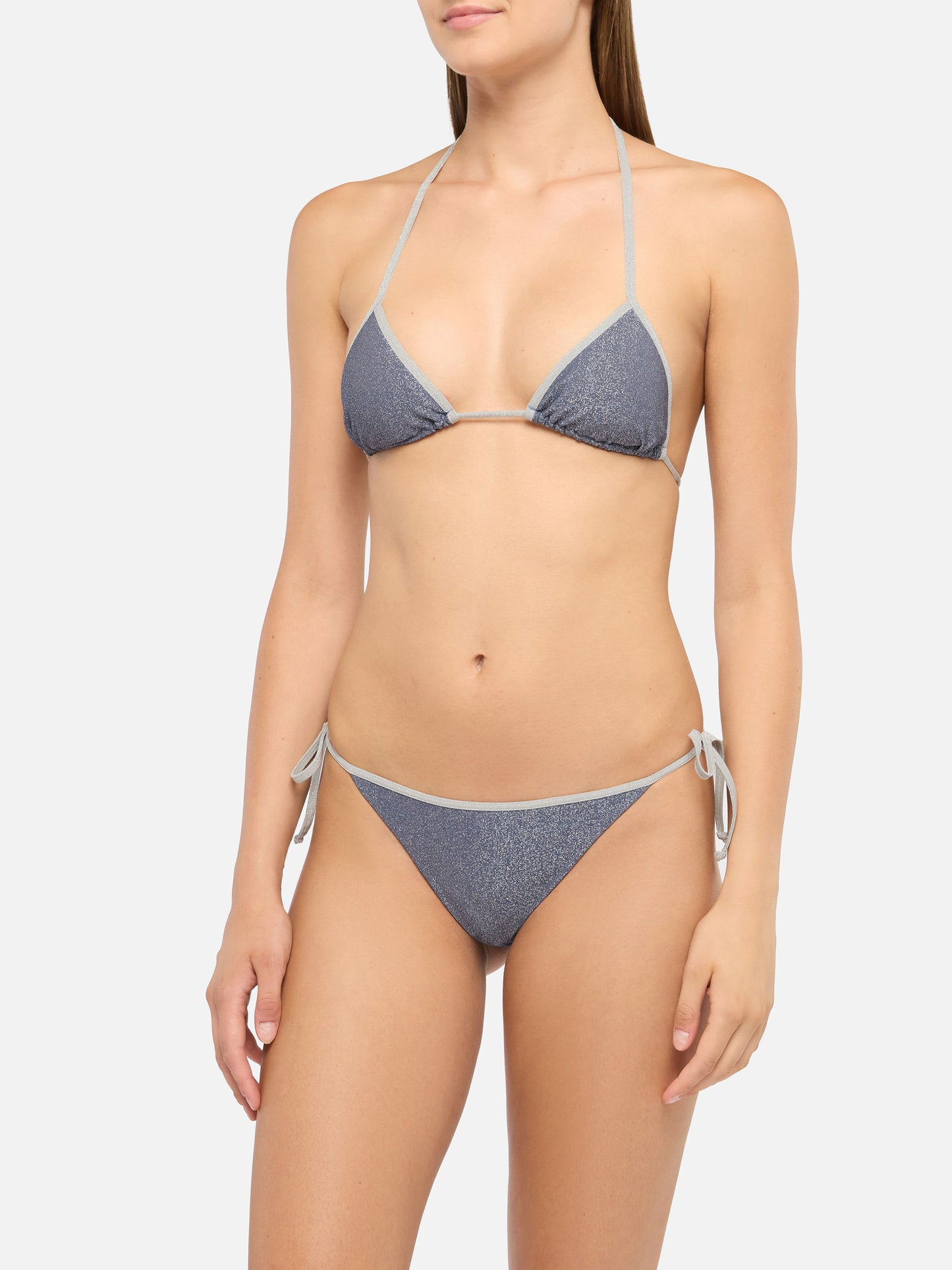 Klassische Badehose „Marielle“ aus avioblauem Lurex mit silberner Paspelierung – Triangel-Top „Leah“ aus avioblauem Lurex mit silberner Paspelierung