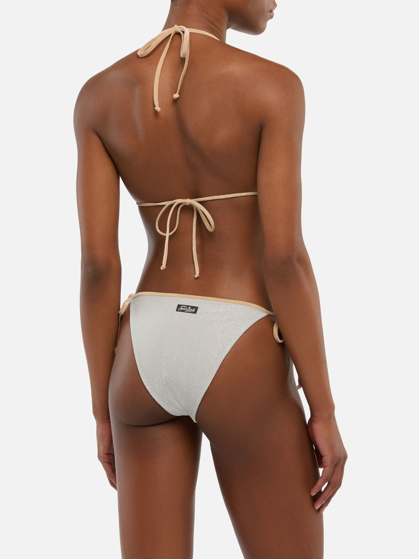 Klassische Badehose „Marielle“ aus silbernem Lurex mit goldener Paspelierung – Triangel-Top „Leah“ aus silbernem Lurex mit goldener Paspelierung