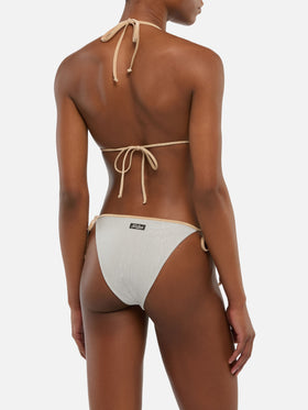 Klassische Badehose „Marielle“ aus silbernem Lurex mit goldener Paspelierung – Triangel-Top „Leah“ aus silbernem Lurex mit goldener Paspelierung