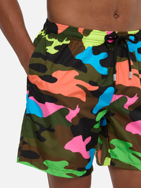 Herren-Badeshorts aus leichtem Stoff mit Fluo-Camouflage-Print