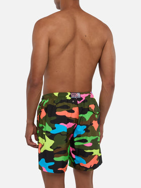 Herren-Badeshorts aus leichtem Stoff mit Fluo-Camouflage-Print