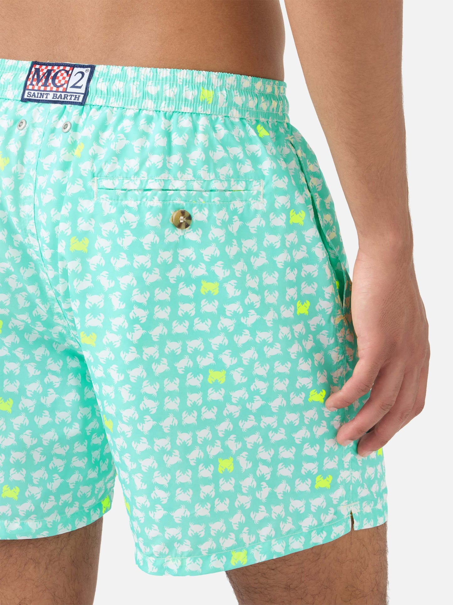 Badeshorts mit leuchtend gelbem Krabben-Print 