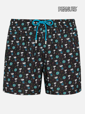 Man light fabric swim shorts with Snoopy print| Peanuts® Special Edition