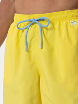 Hellgelbe Herren-Badeshorts aus leichtem Stoff Lighting Pantone | PANTONE-SONDERAUSGABE