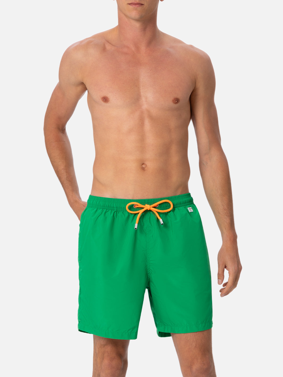 Grasgrüne Badeshorts für Herren aus leichtem Stoff Lighting Pantone | PANTONE® SPECIAL EDITION