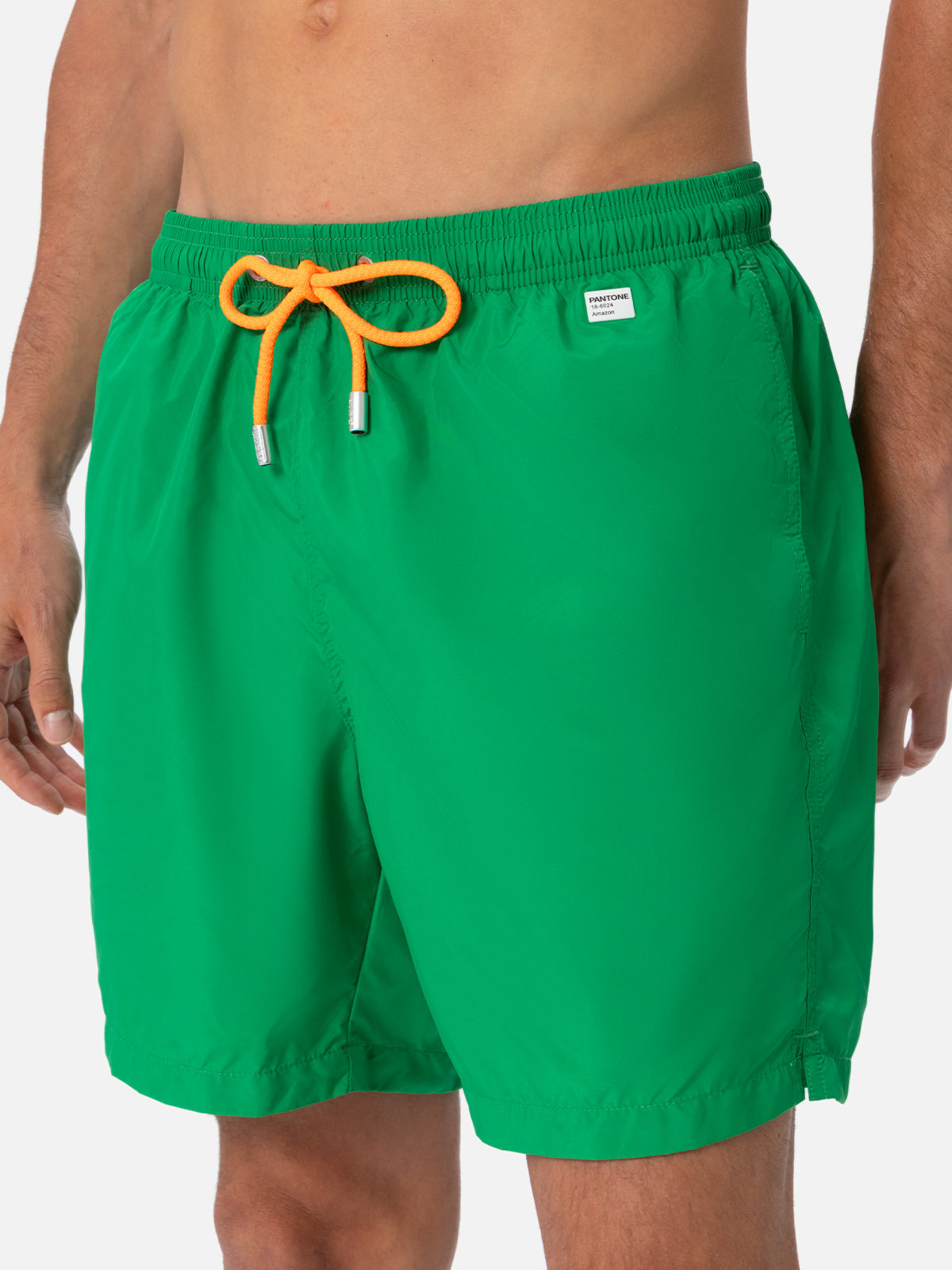 Grasgrüne Badeshorts für Herren aus leichtem Stoff Lighting Pantone | PANTONE® SPECIAL EDITION