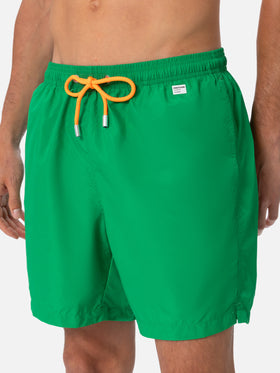 Grasgrüne Badeshorts für Herren aus leichtem Stoff Lighting Pantone | PANTONE® SPECIAL EDITION
