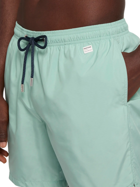Badeshorts aus leichtem Stoff in Salbeigrün Lighting Pantone | PANTONE® SPECIAL EDITION