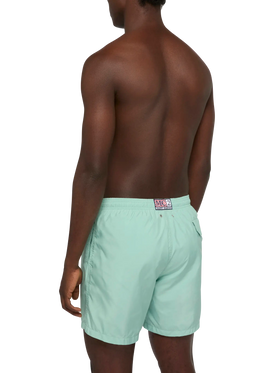 Badeshorts aus leichtem Stoff in Salbeigrün Lighting Pantone | PANTONE® SPECIAL EDITION