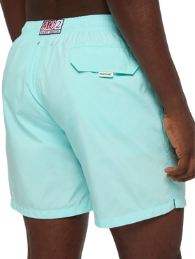 Wassergrüne Badeshorts aus leichtem Stoff Lighting Pantone | PANTONE® SPECIAL EDITION