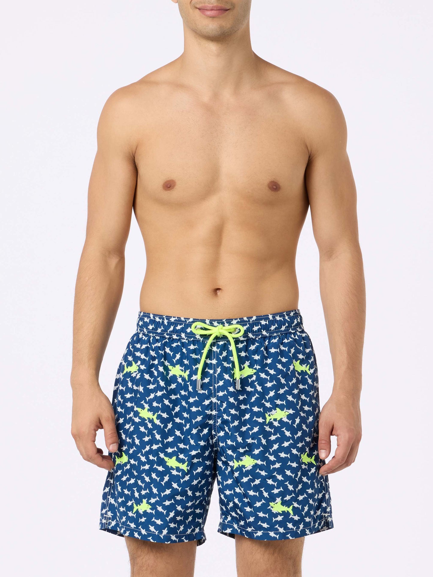 Costume da bagno da uomo in tessuto leggero con ricamo squali