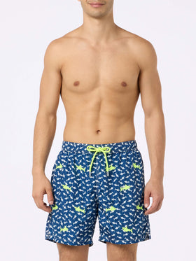 Costume da bagno da uomo in tessuto leggero con ricamo squali
