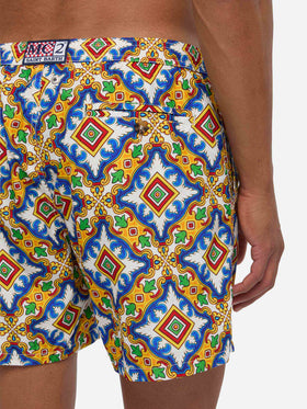 Herren-Badeshorts aus leichtem Stoff mit Majolika-Print