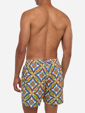 Herren-Badeshorts aus leichtem Stoff mit Majolika-Print