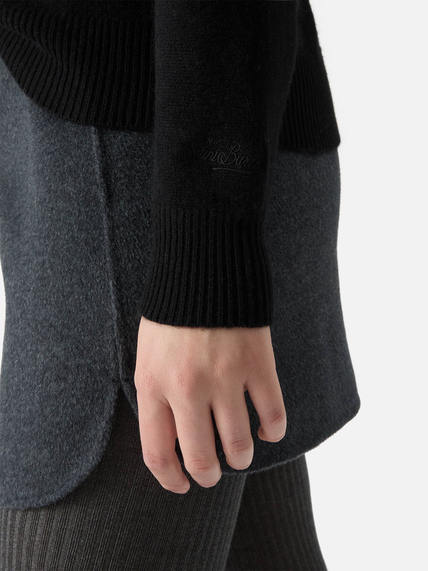 Maglione Louise in cashmere nero con applicazione St. Moritz in strass