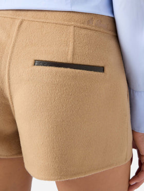 Shorts Elva beige en doble tejido de mezcla de lana 