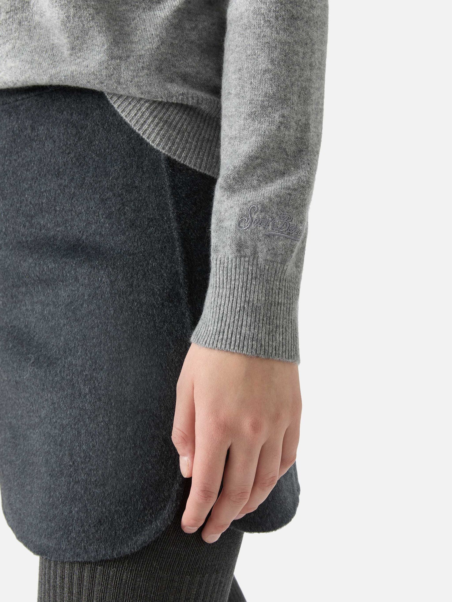 Dolcevita  Moody in cashmere grigio melange con ricamo St. Barth