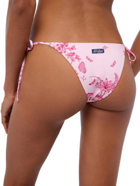 Klassische Badehose „Marielle“ mit Toile-de-Jouy-Print – Badeanzug „Leah“ mit Triangel-Top und Toile-de-Jouy-Print