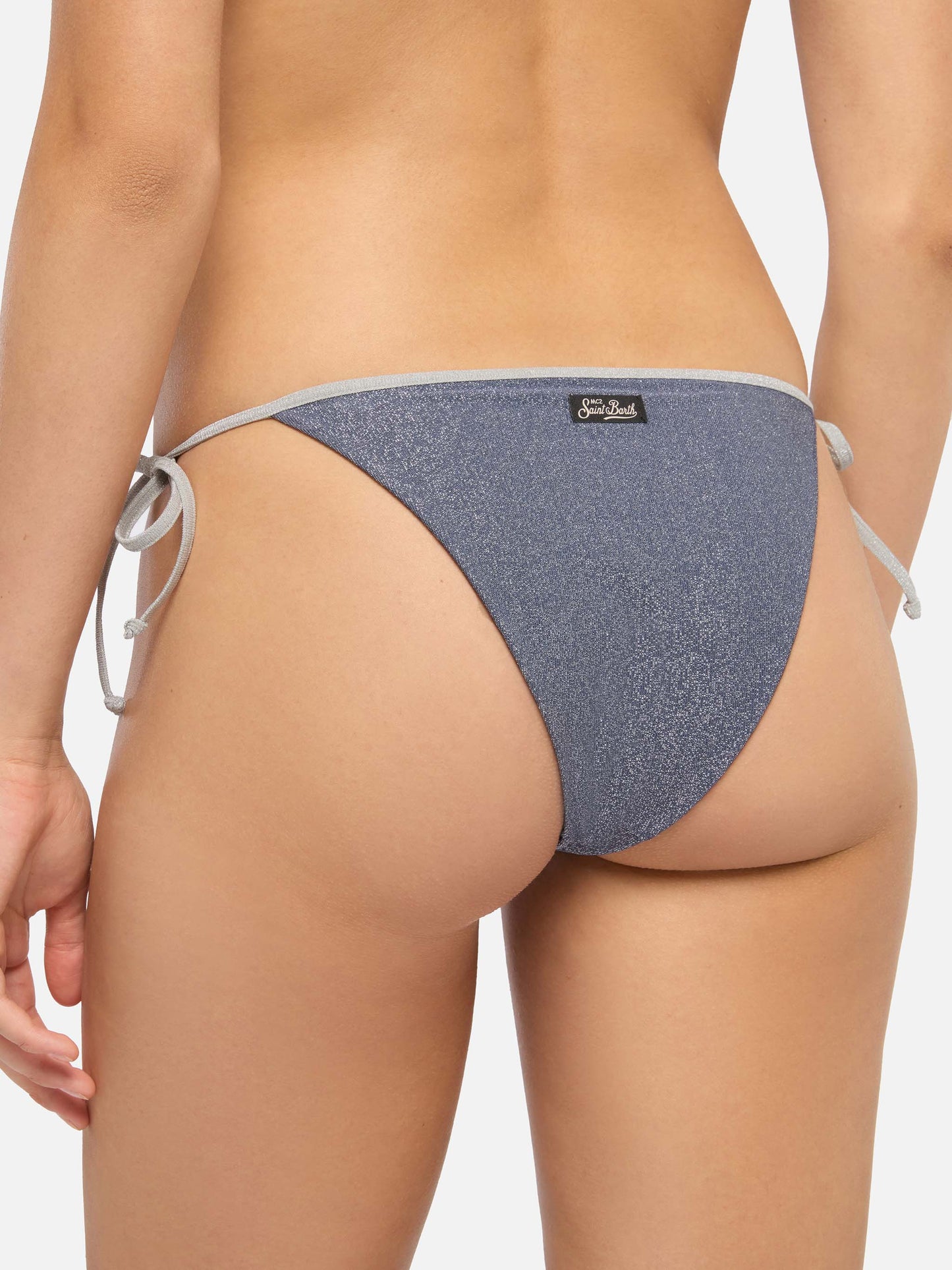 Klassische Badehose „Marielle“ aus avioblauem Lurex mit silberner Paspelierung – Triangel-Top „Leah“ aus avioblauem Lurex mit silberner Paspelierung