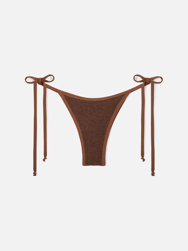 Bikini triangular Leah Norah de tejido crinkle marrón con ribetes 