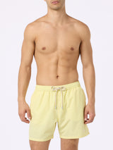 Hellgelbe mittellange Herren-Badeshorts Patmos