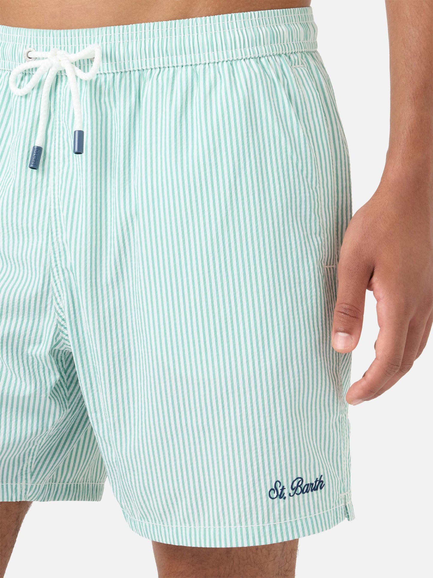 Patmos Badeshorts aus gestreiftem Seersucker in Salbeigrün und Weiß 