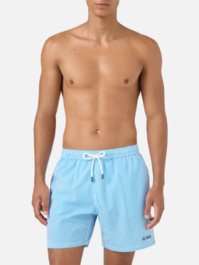 Patmos Seersucker-gestreifte Badeshorts in Bluette und Weiß 