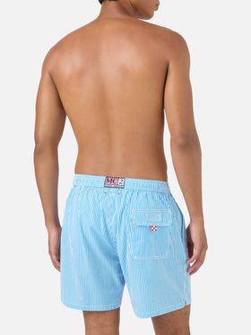 Patmos Seersucker-gestreifte Badeshorts in Bluette und Weiß 