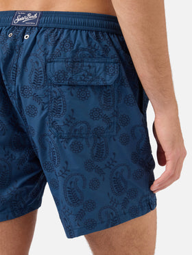Patmos-Badeshorts aus blauem Sangallo mit Stickerei 