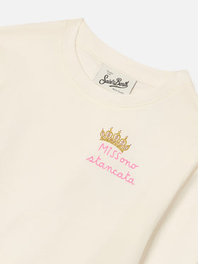 Langärmliges T-Shirt aus creamfarbenem Baumwolljersey mit Miss Sono Stancata-Stickerei 