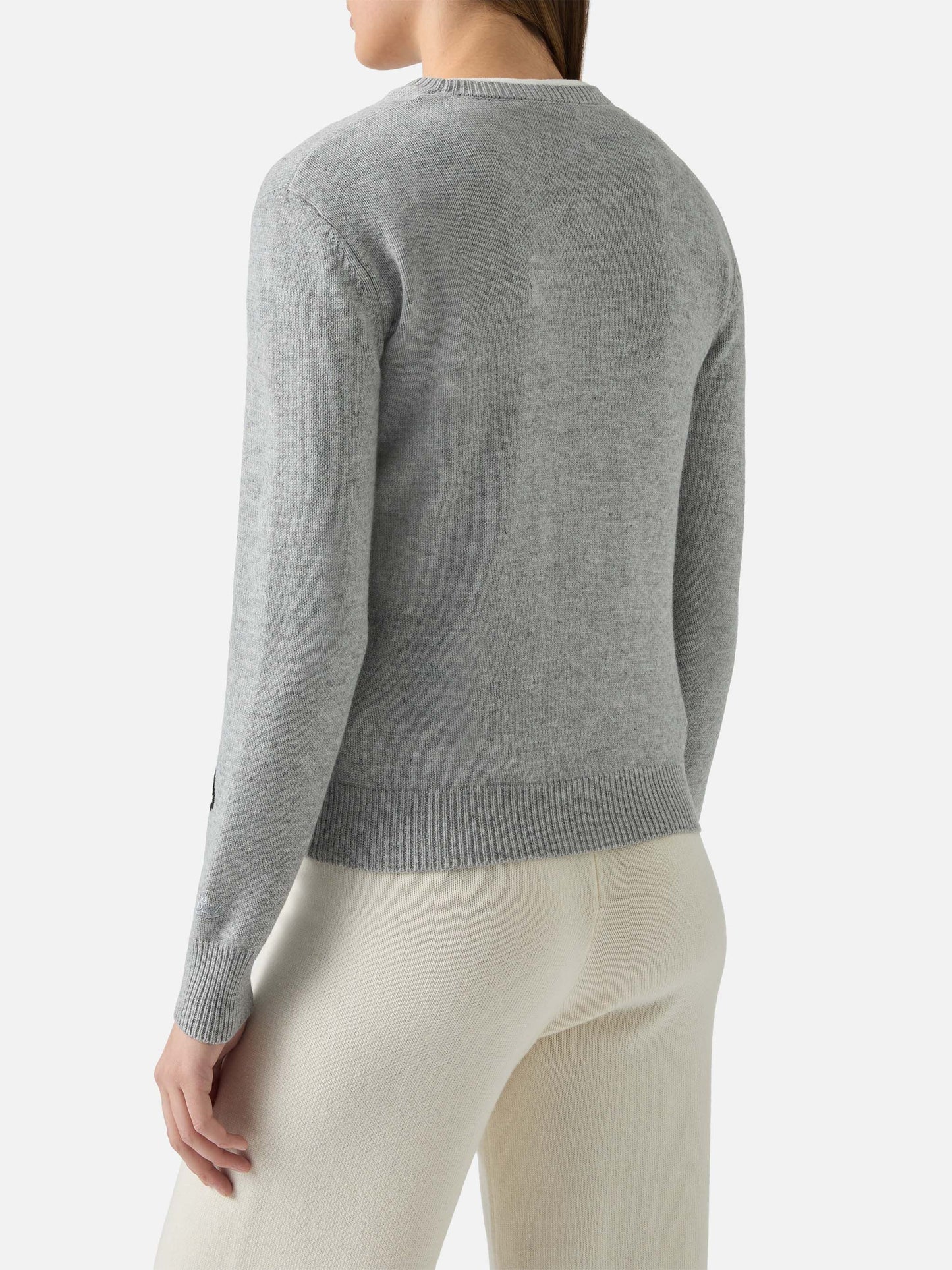 Neues Queen-Rundhalstuch in Grau mit Snoopy-Jacquardmuster und Stickerei | PEANUTS-SONDEREDITION