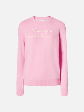 Maglione New Queen in misto cashmere rosa con ricamo Non vivo senza te(lefono)